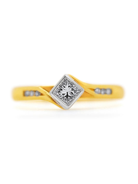 18K YG Princess Cut T=0.38ct Diamond Set Ring.