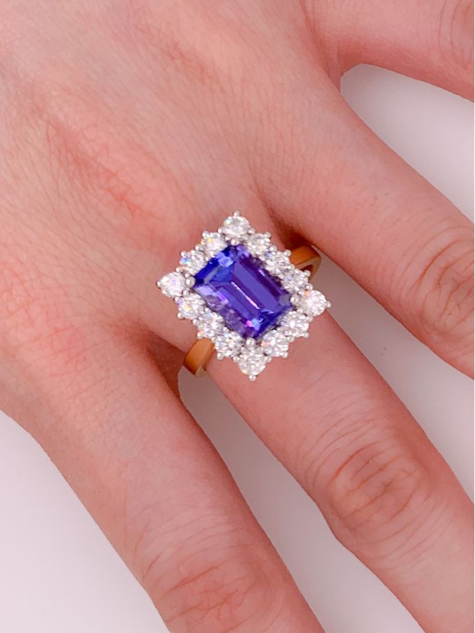 3.75ct Tanzanite & Diamond Ring. 18K Yellow Gold