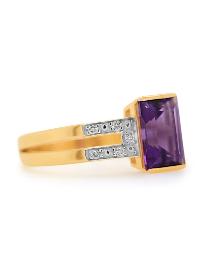 Amethyst & Diamond set ring set in 9K yellow gold.